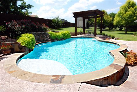 Traditional Pool And Spa With Raised Beam Wall Traditional Pool