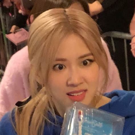 Pin By Melony On Rosè Blackpink Funny Meme Faces Blackpink Memes