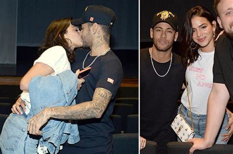 Neymar Continues Recovery In Rio De Janeiro As Injured Psg Star Kisses Girlfriend Bruna