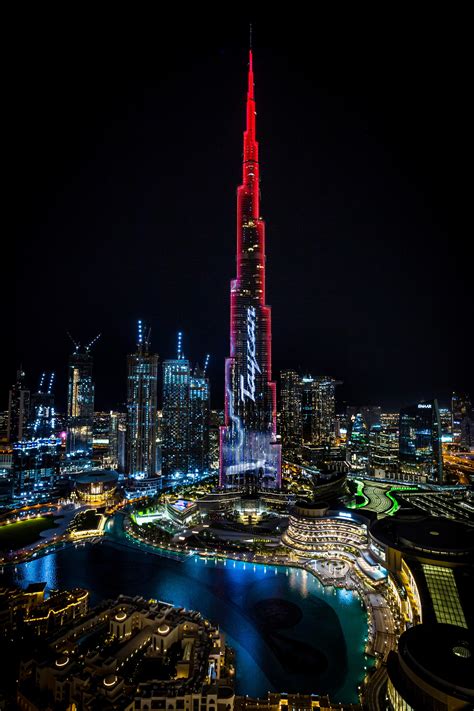 Burj Khalifa Lightning - Lightning Strikes World S Tallest Building Bolt Of Lightning Strikes 