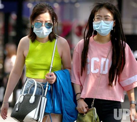 Photo Chinese Continue Wearing Face Masks In Public In Beijing China