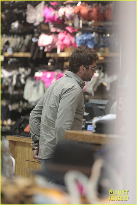 gerard butler scopes out surf gear after kissing session with mystery girl photo 3169574