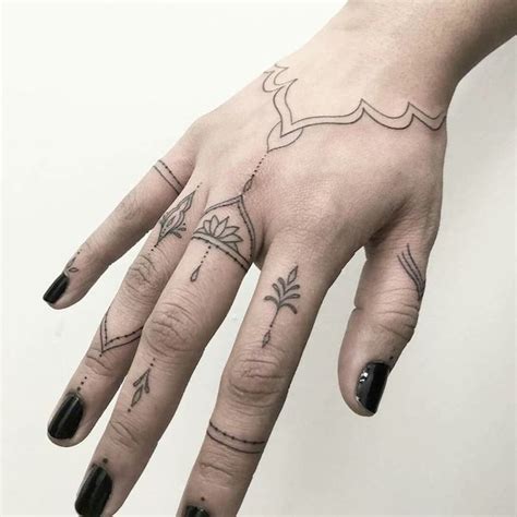 1001 Finger Tattoo Ideen Und Ihre Bedeutung On Inspirationde