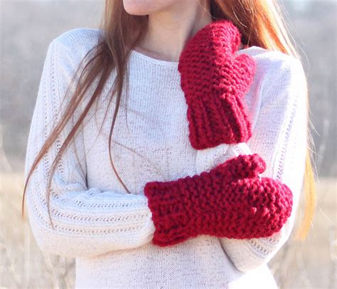 This free pattern for the knit oven mitts is a quick knit, and would make a lovely christmas or hostess gift for someone on your list this holiday season. Easy Chunky Mittens Knitting Pattern - Gina Michele