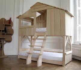 Mehrheitlich wird ein regal für sie sind speziell für unsere regale. abenteuerbett kinder modern baumhaus design leiter tagesbett gaestebett holz baum regal | Kinder ...