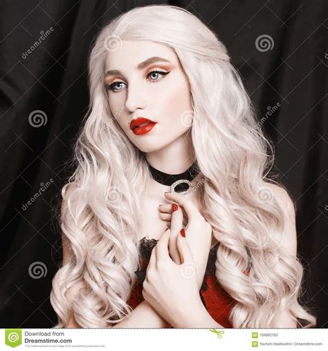 Mujer Rubia Lujosa Con El Pelo Blanco Largo Hermoso Imagen De Archivo Imagen De Encanto