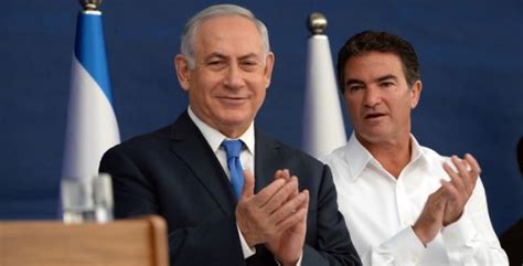 יוסי כהן, ראש המוסד היוצא, עונה בראיון לאילנה דיין על השאלות הקשות, מתאר את מאחורי הקלעים יוסי כהן יושב בחפק המוסד בתל אביב וממתין בדריכות לדיווח מהשטח, בזמן שכוח מבצעי של המוסד מתארגן לפרוץ למתחם בפאתי. נתניהו החליט: ראש המוסד הבא - סגנו של יוסי כהן - סרוגים