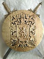 Antiguo escudo en laton con dos reproduciones d - Vendido en Venta ...