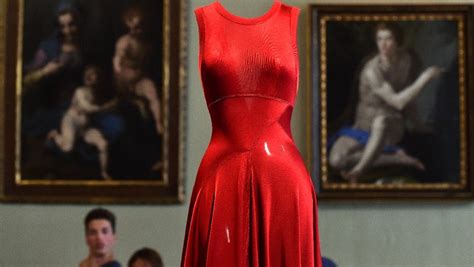 La Sculpture Souple Des Robes Dazzedine Alaïa Dans Lécrin De La