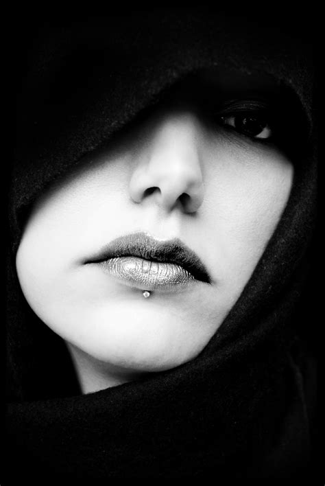 무료 이미지 검정색과 흰색 소녀 여자 머리 화이트 사진술 초상화 모델 어둠 검은 단색화 말뿐인 입 닫다 얼굴 코 눈 아름다움 오르간