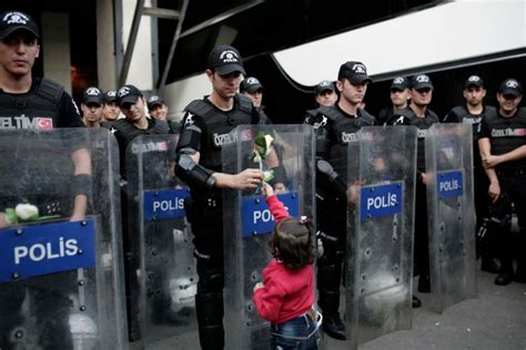 FOTO DIRNULI TURSKE POLICAJCE Dečica nude cveće kako bi ih pustili u