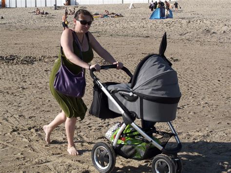 strandwandeling twee meisjes op het strand stella luz flickr