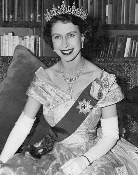 Long before she married prince philip in 1947 and ascended to the throne in 1952, the future queen was a child called lilibet who played and studied alongside her younger sister margaret, adored her grandfather, king george v. Beautiful young Queen Elizabeth II | Reina isabel ii ...