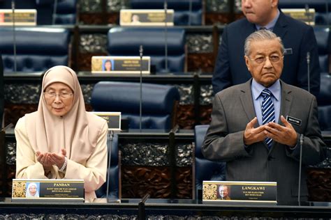 Keutamaan dan peneklanan baharu, yang dibentangkan perdana menteri, tun dr mahathir mohamad, di dewan rakyat hari ini. Tempoh Perkhidmatan Jawatan Perdana Menteri Dihadkan Dua ...