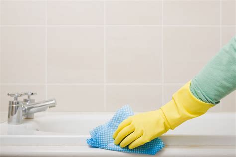 On the other hand, a small stain on the tub can make it appear dirty. Removing Rust Stains From Toilets, Tubs and Sinks