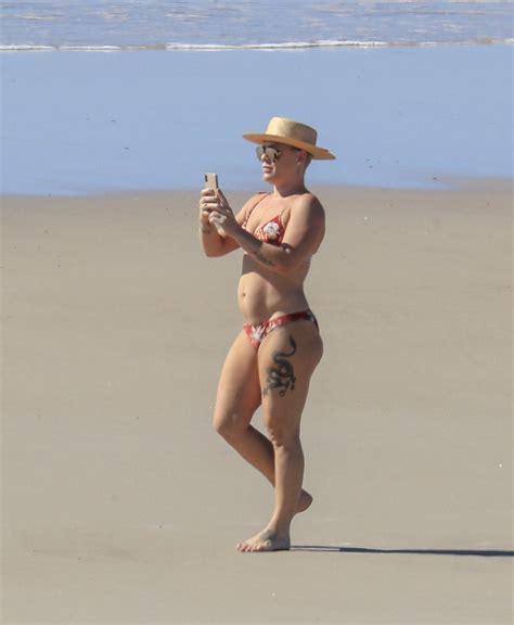 Pink Alecia Moore Soaks Up The Sunshine In A Bikini While Enjoying A