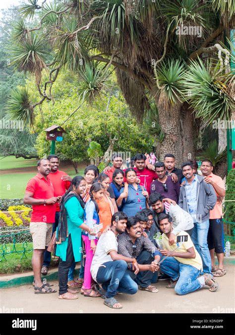 Grupo De Indios Tomando Una Foto A Ooty Jardines Botánicos Fotografía