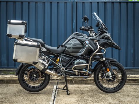 The triple black model is finished in a tasty combination of sapphire black, granite grey and asphalt grey. BMW R 1200 GS Adventure Triple Black 2017 ⋆ Motorcycles R Us