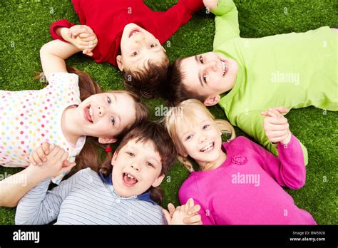 Imagen De Niños Y Niñas Sonrientes Jugando En El Pasto Fotografía De
