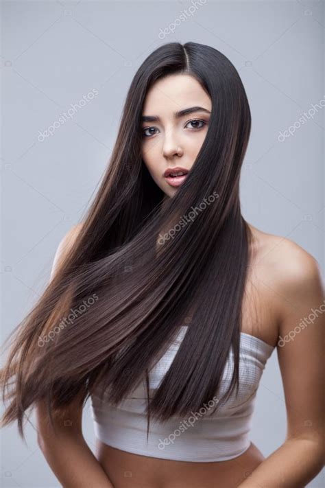 schöne brünette mädchen mit gesunden langen haaren stockfotografie lizenzfreie fotos