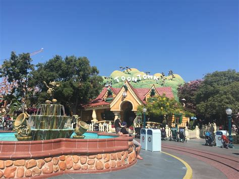 Meet Mickey Mouse In Toontown Disneyland