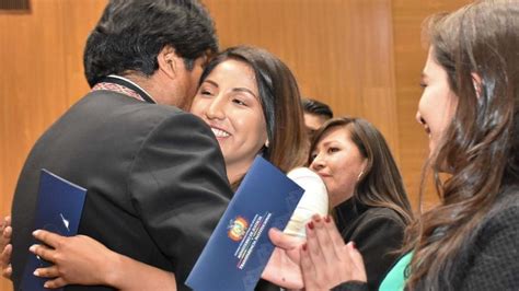 Evaliz La Hija De Evo Morales Se Graduó De Abogada