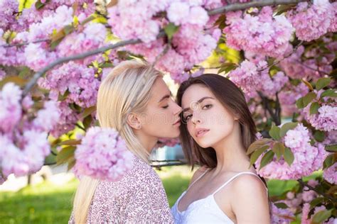 jeunes filles et fleurs de printemps portrait de deux belles jeunes femmes reposant dans les