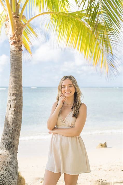 A World Of Your Own Katelyns Senior Portraits In Oahu