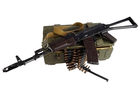 Caja De Municiones Del Ejército Soviético Con Fusil Ak47 Y Cinturón De