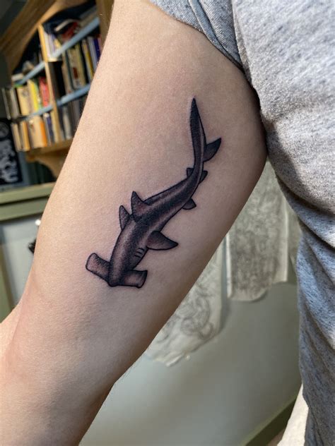 Beautiful sharks, sea turtles and other amazing sea creatures inspire many tattoo enthusiasts to wear these sea colors and feel on their body. Hammerhead shark done by Chip Douglas at Great Lakes ...