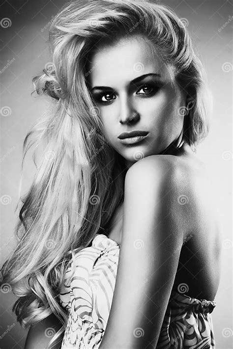 belle jeune femme fille blonde sexy monochrome image stock image du flirter sain 49023491
