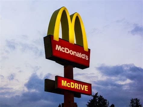 Mc donald's ident 2016 effects more!!! Huh: om deze hilarische reden had het McDonald's logo ...