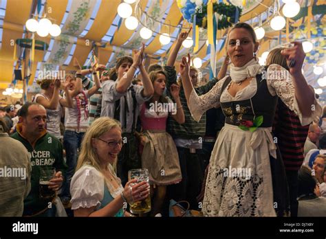 Mädchen Tanzen Auf Dem Tisch Am Oktoberfest München Größte Bierfest Der