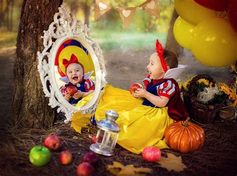 Scarica meravigliose immagini gratuite su white baby. Snow White story in 2019 | Snow white birthday, Baby snow white, Baby first halloween