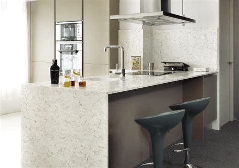 Cocina de moretti, con muebles de logos, en roble, y encimera, de silestone. Silestone Modern Kitchens