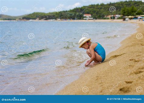 Bambina Che Gioca Sulla Spiaggia Fotografia Stock Immagine Di Svago Sabbia