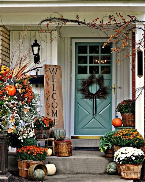 See how you can personalize your home's entrance with holiday front door. 30 Cozy Thanksgiving Front Door Décor Ideas | DigsDigs