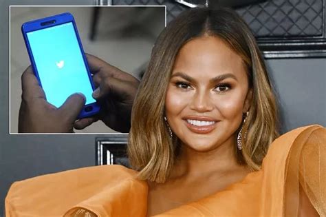 Chrissy Teigen Jokes She S Suffered A Photoshop Fail As She Poses In
