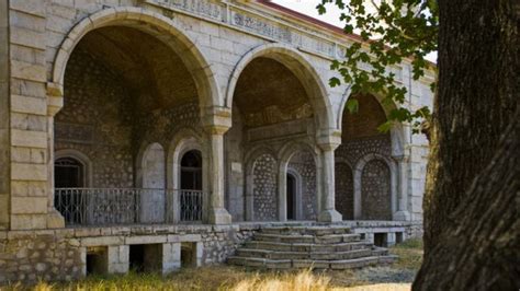 Araşdırmalar göstərir ki, indiki məscidin yerində hələ qarabağ xanı pənahəli xanın dövründə qarqu və qamışdan bir məscid tikilib. Şuşa sakinləri: "Şəhəri tikəndə bizim də fikrimizi ...