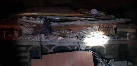 Malatya da deprem sonrası boşaltılan 3 katlı bina yıkıldı Yenisöz