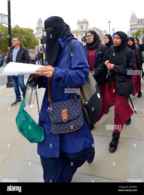London England Großbritannien Schulausflug Muslimischer Schülerinnen
