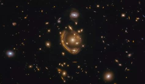 Gravitational Lensing Method Reveals Accurate Mass Of A Galaxy Hosting
