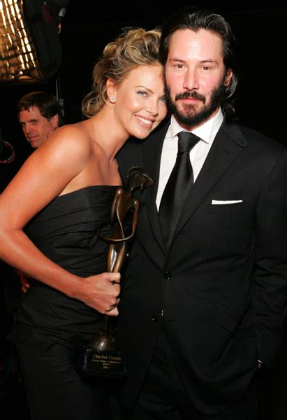 Charlize Theron Y Keanu Reeves Cariñosos Cotilleos