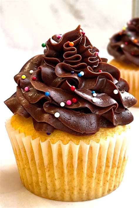 Yellow Cupcakes With Chocolate Frosting Cakewhiz