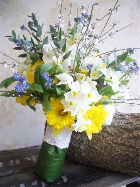 Natural Seasonal Spring Wedding Bouquet Using Daffodils Narcissus