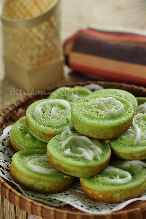 Sebelum resep4 masuk ke pembahasan lengkap resep / cara membuat kue lumpur wangi pandan lembut, tak ada salahnya kalau mengetahui sedikit cerita dr mana asal nama kue ini. Catatan Perjalanan: Resep : Kue Lumpur Pandan