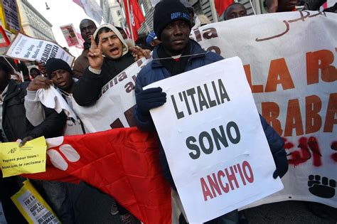 Milano Sfilano Gli Immigrati Togliamoci Le Catene S Allo Ius Soli