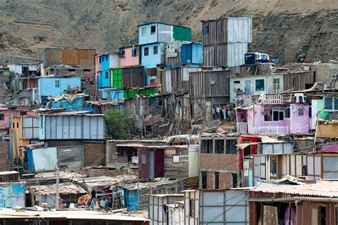 Vista Aérea De Bairros Pobres De Lima Lima Abriga Vista De Morro Solar