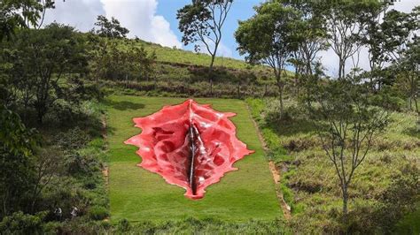 La Gigantesca Escultura De La Vulva De Una Mujer Desata La Pol Mica En