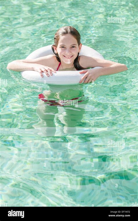 Teen Bikini Pool Fotografías E Imágenes De Alta Resolución Alamy